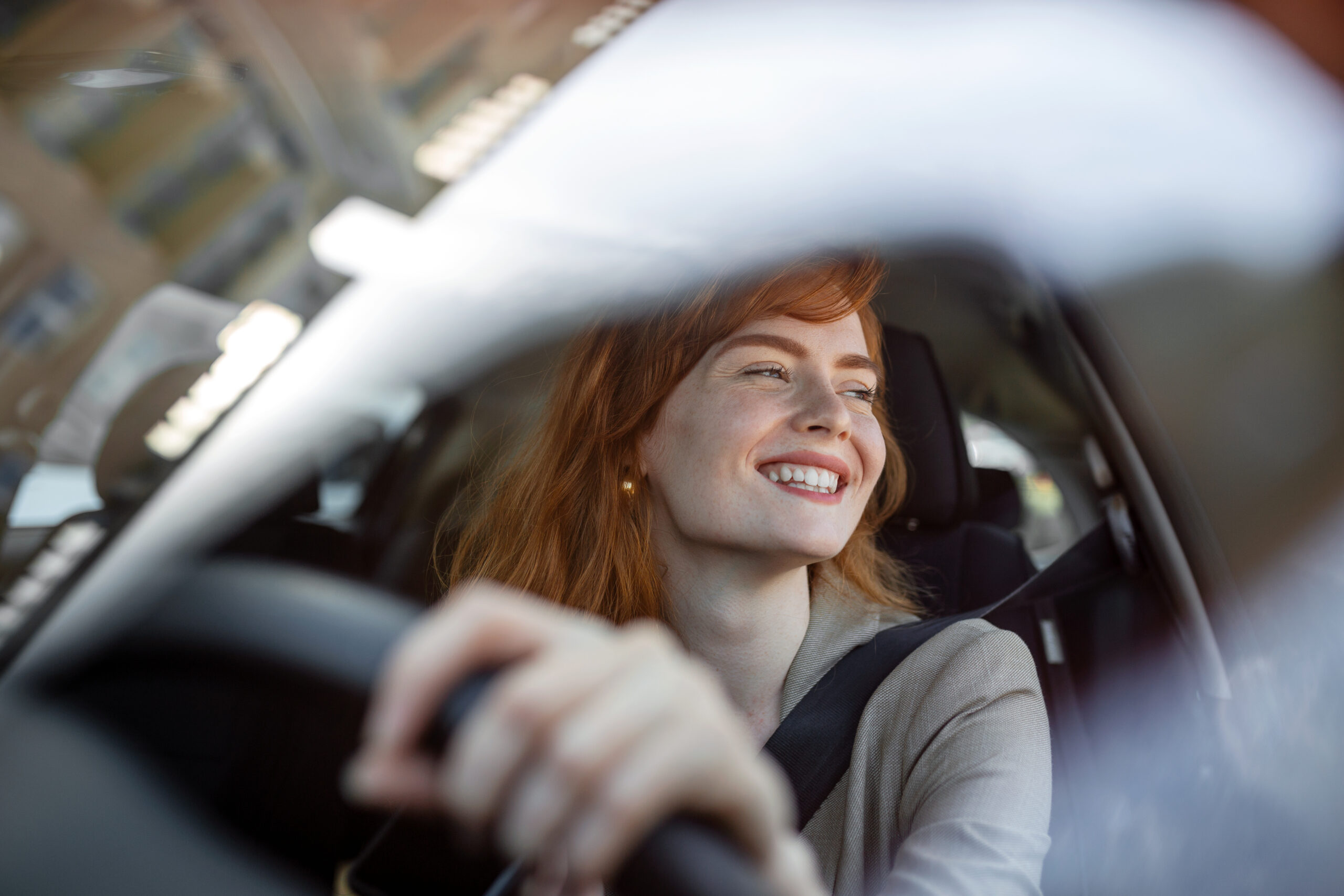 femme rousse en voiture